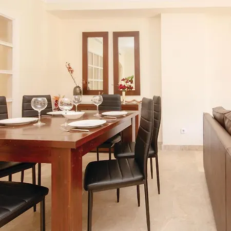 Beautiful In With 3 Bedrooms, Outdoor Swimming Pool And Swimming Pool *